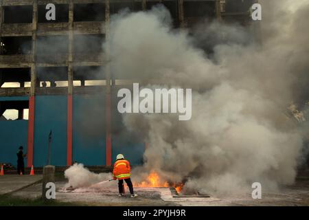 Un candidat exécutant une technique de lutte contre l'incendie au cours d'une compétition organisée entre des concurrents de tous les lieux d'affectation à Jakarta, à Cipayung, dans l'est de Jakarta, à Jakarta, en Indonésie. Banque D'Images