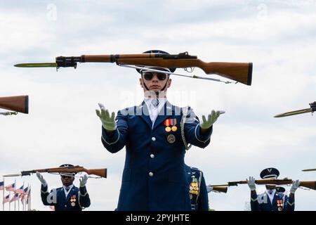 Washington, District de Columbia, États-Unis. 14th avril 2023. Airman 1st classe Stephen Souza des États-Unis L'équipe de forage de garde d'honneur de la Force aérienne lance son fusil lors d'une représentation à l'exposition de forage des services interarmées, à 14 avril 2023, au monument de Washington, à Washington, DC l'équipe de forage est une unité d'élite de 25 aviateurs qui s'entraînent, en moyenne, cinq jours par semaine pendant huit à dix heures par jour pour obtenir leur niveau de maîtrise. (Photo de Kristen Wong) crédit : États-Unis Air Force/ZUMA Press Wire Service/ZUMAPRESS.com/Alamy Live News Banque D'Images