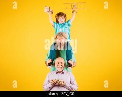 Concept de fête des pères. Trois générations différentes âges grand-père père et enfant fils jouant avec l'avion jouet en studio. Voyage Voyage concept de voyage Banque D'Images