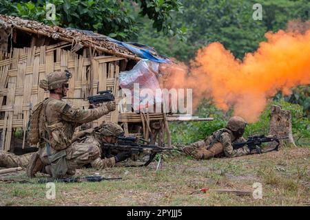 Philippines. 13th avril 2023. ÉTATS-UNIS Des soldats de l'armée, avec 25th divisions d'infanterie, procèdent à la suppression par le feu lors d'un exercice d'entraînement à la base aérienne du colonel Ernesto Ravina, Philippines, dans le cadre de Balikatan 23 sur 13 avril 2023. Balikatan 23 est la répétition en 38th de l'exercice bilatéral annuel entre les forces armées des Philippines et l'armée américaine. L'exercice comprend trois semaines de formation axées sur les opérations amphibies, le commandement et le contrôle, l'aide humanitaire, les opérations urbaines et les compétences en matière de lutte contre le terrorisme dans tout le nord et l'ouest de Luzon. Figure d'entraînement de la défense côtière Banque D'Images