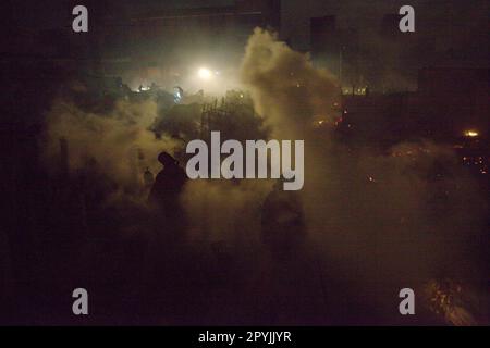 Les pompiers qui effectuent la phase de refroidissement après un accident d'incendie ont brûlé des centaines de maisons dans un quartier dense de Penjaringan, dans le nord de Jakarta, Jakarta, Indonésie. Une phase de refroidissement est lancée lorsque l'incendie dans toute la zone d'incendie-accident est déjà éteint, contrôlé, ou lorsque rien n'est laissé à l'état de sauvegarde, un agent a expliqué à une autre occasion. Lors du refroidissement, 2-3 agents se promèneront entre les ruines et les débris selon certains modèles pour refroidir les flammes, les fumées, et pour nettoyer et sécuriser les substances combustibles dangereuses, « pour s'assurer qu'un nouvel incendie ne se déclenchera pas et ne se propagera pas à nouveau ». Banque D'Images