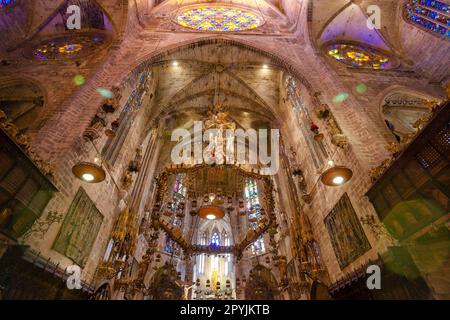 Baldaquino obra de Antoni Gaudi, capilla Real, Catedral de Mallorca , siglo XIII, Monumento Histórico-artístico, Palma, majorque, islas baleares, esp Banque D'Images