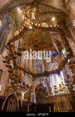 Baldaquino obra de Antoni Gaudi, capilla Real, Catedral de Mallorca , siglo XIII, Monumento Histórico-artístico, Palma, majorque, islas baleares, esp Banque D'Images