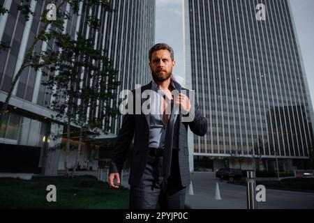 Homme d'affaires en colère. Hurlant, un homme d'affaires furieux devient fou. Mauvaises nouvelles d'affaires. Banque D'Images