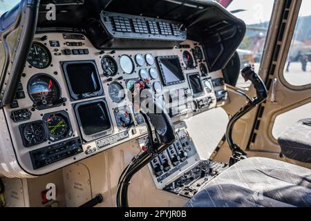 Brno, Tchéquie - 08 octobre 2021: Intérieur de poste de pilotage d'hélicoptère avec bâton cyclique, commandes de vol et tableaux de bord. Démonstration pour le public à Banque D'Images