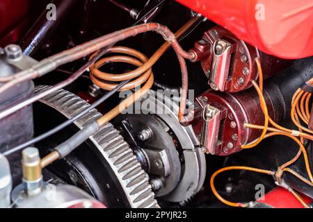 Voiture rouge vintage simple moteur, détails sur les tuyaux, les câbles et la poulie de courroie d'entraînement en serpentin Banque D'Images