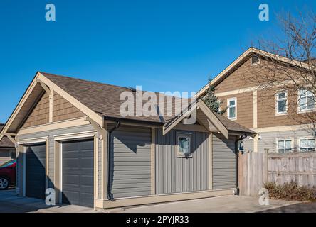 Grande maison avec garage et cour, vue extérieure. Grand garage double porte avec allée. Façade extérieure de l'immeuble. Quartier parfait. Nous Banque D'Images