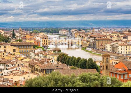 Vue sur le pont Ponte Vecchio dans la ville de Florence, Italie Banque D'Images