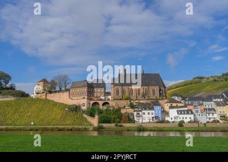 Vue sur la ville allemande appelée Saarburg avec église St. Laurentius Banque D'Images