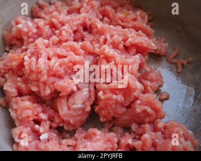 Viande hachée dans une casserole en métal. Délicieuse viande hachée fraîche pour faire des côtelettes, des steaks, des hamburgers, des boulettes de viande. Banque D'Images