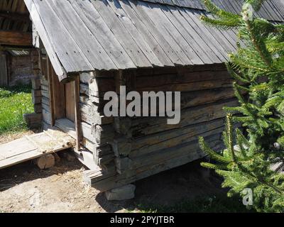 Ferme de village en rondins. Habitation traditionnelle de montagne bosniaque du 19e siècle. Bâtiment ethno restauré. L'ancien mode de vie du village. Maison de la sorcière dans les bois Banque D'Images