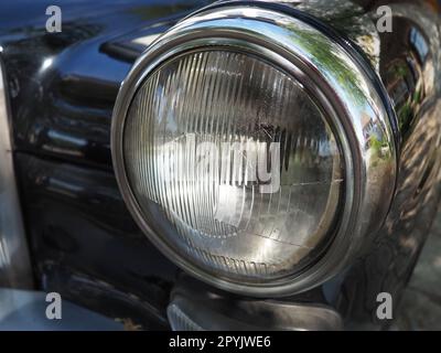 Vieux phare vintage d'une voiture Mercedes Benz, modèle ponton. Voiture rétro en bon état. Produit de l'industrie automobile allemande Banque D'Images