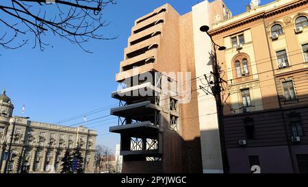 Belgrade, Serbie - 24 janvier 2020 : ancien bâtiment du ministère de la Défense de la Yougoslavie à Belgrade, lourdement endommagé lors du bombardement lors de l'opération de la Force alliée menée par les forces de l'OTAN Banque D'Images