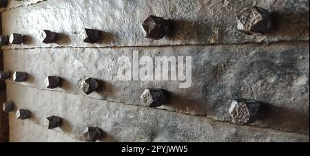 Une vieille porte en métal avec des éléments de sécurité arrondis en saillie. Produits forgés. Forteresse de Kalemegdan, Belgrade, Serbie. Fortifications défensives du Moyen âge Banque D'Images