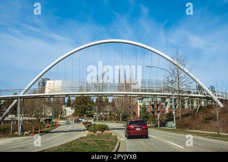 Passerelle piétonne au-dessus de l'autoroute à Vancouver Canada. Passerelle de suspension en acier sur route. Photo de rue, personne, sélective focus-30 mars, 2023 Banque D'Images