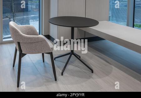 Salon dans le hall d'entrée du bureau moderne. Bureau moderne minimaliste ou bureau de travail avec espace ouvert pour travailler avec fenêtre. Table ronde de réunion et bureau Banque D'Images