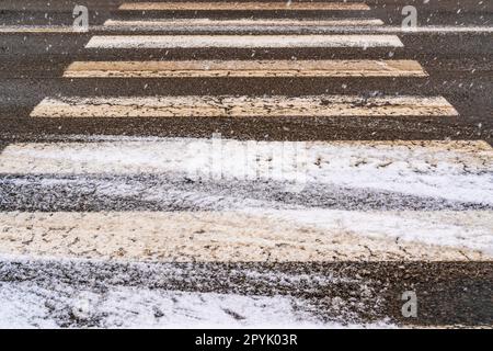 Neige, glace et boue d'hiver à une traversée pour piétons Banque D'Images