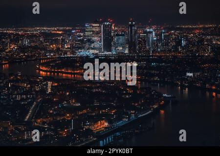 Vue aérienne de Londres la nuit, partie nord-est, Isle of Dogs sur la Tamise, avec quartier financier de Canary Wharf Banque D'Images