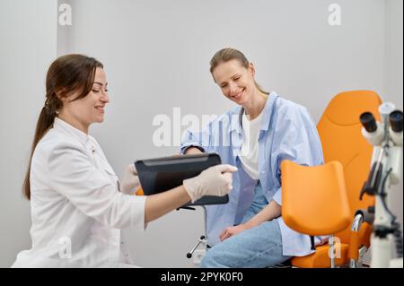 Médecin gynécologue montrant le résultat de l'examen médical au patient Banque D'Images