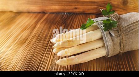 Asperges blanches fraîches de saison Banque D'Images