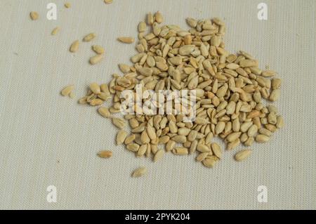 Graines de tournesol éparpillées sur une table des nappes en lin, le concept de la saine alimentation Banque D'Images