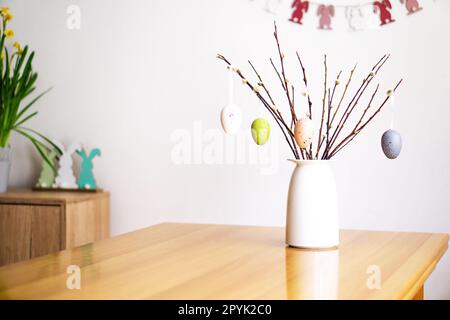 Décoration de Pâques avec un bouquet de branches de saule et des œufs de couleur. Joyeuses Pâques. Banque D'Images