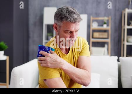 Homme appliquant Cool Gel Pack Banque D'Images