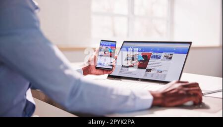 Regarder des nouvelles à l'écran. Lecture du site Web du journal Banque D'Images