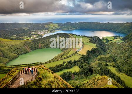 Portugal, Açores, île de Sao Miguel, sentier de randonnée menant au point de vue Boca do inferno sur les lacs de Sete Cidades. Antenne. Banque D'Images