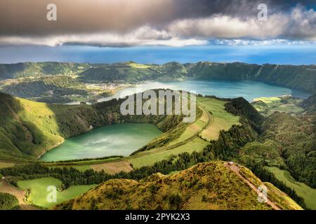 Portugal, Açores, île de Sao Miguel, sentier de randonnée menant au point de vue Boca do inferno sur les lacs de Sete Cidades. Antenne. Banque D'Images