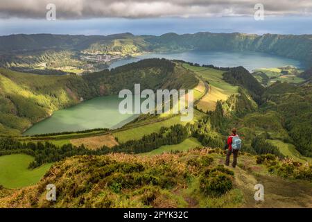 Portugal, Açores, île de Sao Miguel, sentier de randonnée menant au point de vue Boca do inferno sur les lacs de Sete Cidades. Antenne. Banque D'Images