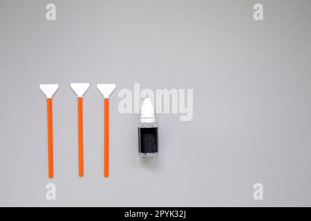 Kit de nettoyage du capteur, disposition du kit de nettoyage pour les appareils photo numériques, nettoyage du capteur avec une petite brosse et bombe à air. Copier l'espace pour le texte au milieu Banque D'Images