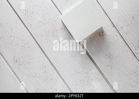 Début de l'accumulation de moisissure sur le plafond de salle de bain, toujours avec une solution de nettoyage simple. Moulure de plafond dans la moisissure fongique intérieure par la douche. a besoin de nettoyer le fond en bois blanc Banque D'Images