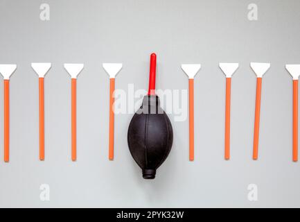 Kit de nettoyage du capteur, disposition du kit de nettoyage pour les appareils photo numériques, nettoyage du capteur avec une petite brosse et bombe à air. Copier l'espace pour le texte au milieu Banque D'Images