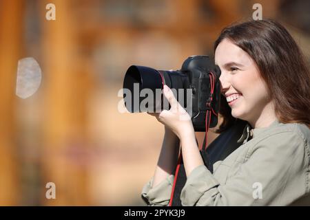 Heureux photographe prenant des photos en plein air Banque D'Images