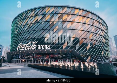 17 janvier 2023, Dubaï, Émirats Arabes Unis : stade Coca Cola illuminé dans le quartier City Walk de Dubaï. Banque D'Images