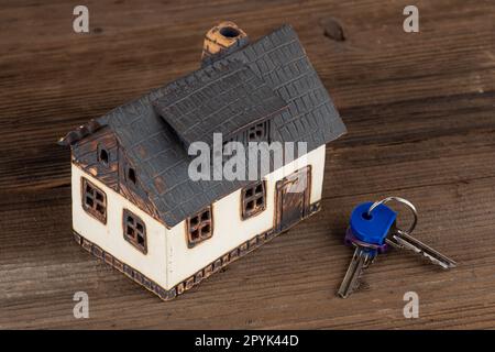 Maison modèle et clés sur table. Banque D'Images