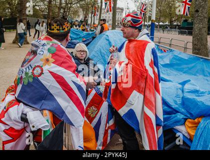 John Loughrey et d'autres super-fans royaux sont arrivés et ont installé le camp dans le centre commercial près de Buckingham Palace une semaine avant le couronnement. Banque D'Images