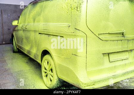 laver les voitures avec de la mousse active verte dans le garage Banque D'Images