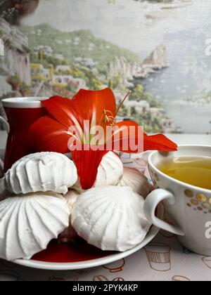 quelques guimauves sur une soucoupe et une tasse de thé parfumé Banque D'Images