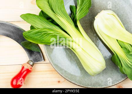 Frais Bok Choy et couteau sur la table Banque D'Images