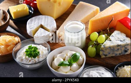 Une variété de produits laitiers, y compris le fromage, le lait et le yogourt Banque D'Images