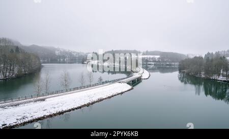 Image panoramique du lac Bigge lors d'une journée d'hiver brumeuse, Sauerland, Allemagne Banque D'Images