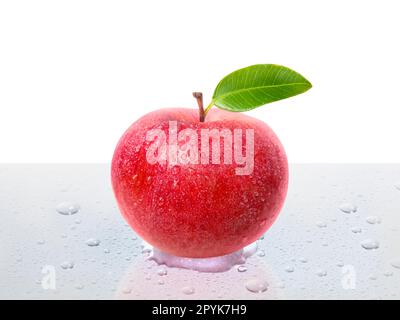 Pomme fraîche sur la table avec des gouttelettes d'eau Banque D'Images