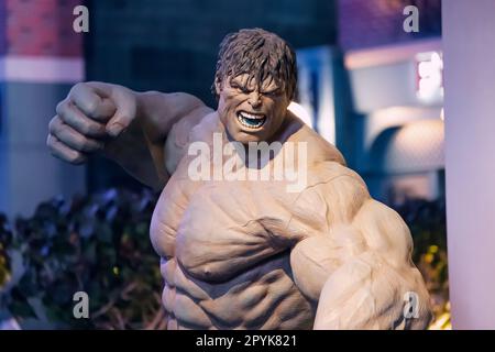 17 janvier 2023, Dubaï, Émirats arabes Unis : Furious Hulk Sculpture à l'entrée du Comics Store Banque D'Images