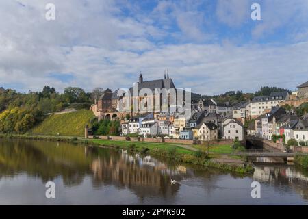 Vue sur la ville allemande appelée Saarburg avec église St. Laurentius Banque D'Images
