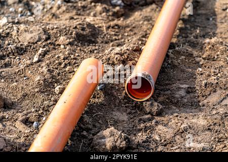 Tuyaux en plastique PVC pour la construction d'égouts pluviaux et de déchets et l'approvisionnement en eau. construction d'une nouvelle maison Banque D'Images