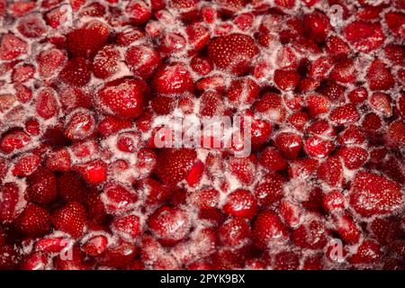Confiture de fraises maison bouillante. Banque D'Images