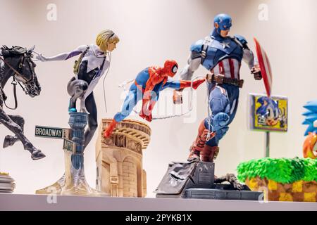 17 janvier 2023, Dubaï, Émirats arabes Unis : Captain America, Spiderman et autres super-héros sur le plateau du magasin de BD Banque D'Images