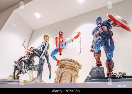 17 janvier 2023, Dubaï, Émirats arabes Unis : Captain America, Spiderman et autres super-héros sur le plateau du magasin de BD Banque D'Images